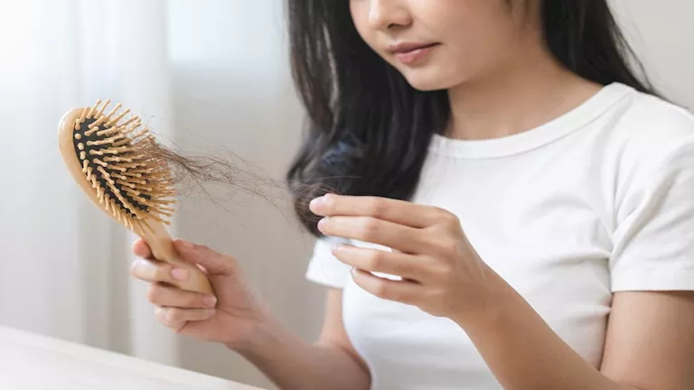 هل نقص فيتامين B12 يؤثر في تساقط الشعر؟